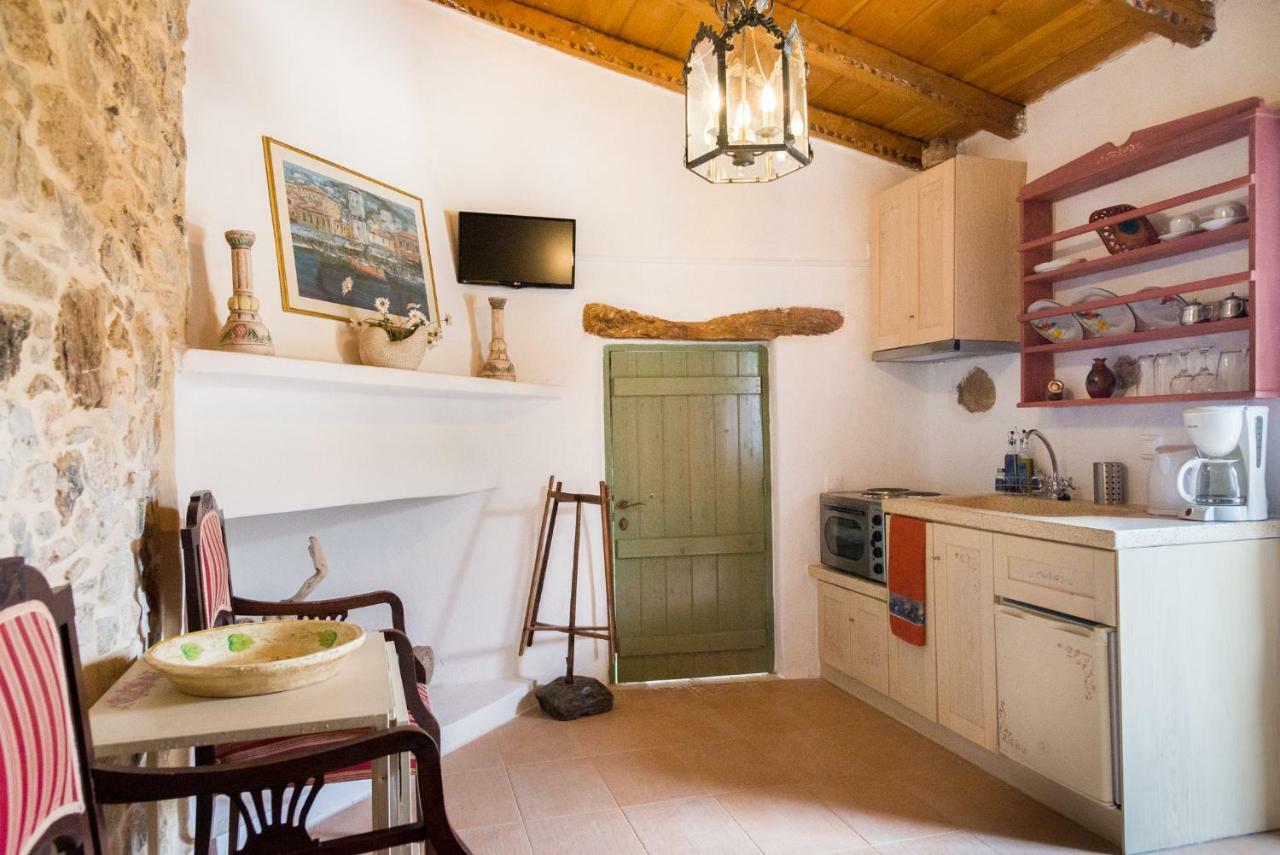 Private Studio In Historic House Lastros Exterior photo