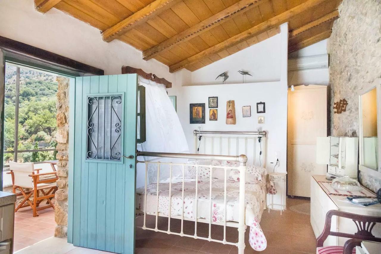 Private Studio In Historic House Lastros Exterior photo